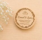Abrebotellas redondo de bambú personalizado para boda con nombres y fecha grabados